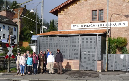 Unsere Gruppe beim Start vor dem Bahnhof Schlierbach-Ziegelhausen.