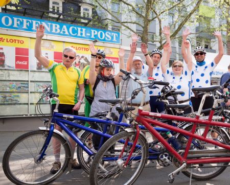 Tandemclub und Sunny Frogs treffen sich auf dem Aliceplatz.