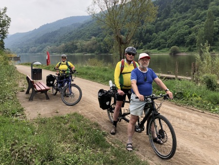 Rima, Peter und Gert auf dem Mosel-Radweg.