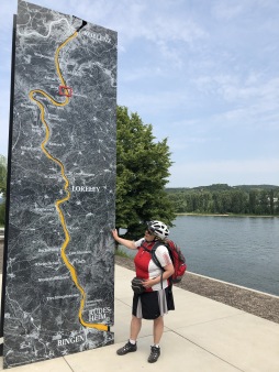 07.06.18 Besichtigungspause: Stehle mit Rhein-Verlauf.