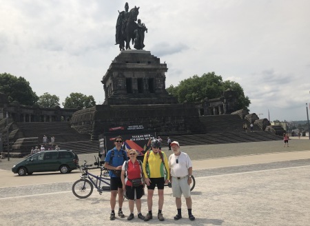 07.06.18 Wir vier stehen am Deutschen Eck.