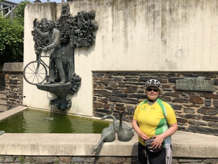 09.06.18 Traben Trarbach: schöner Brunnen mit Gänsen und Fahrrad-Illustration.