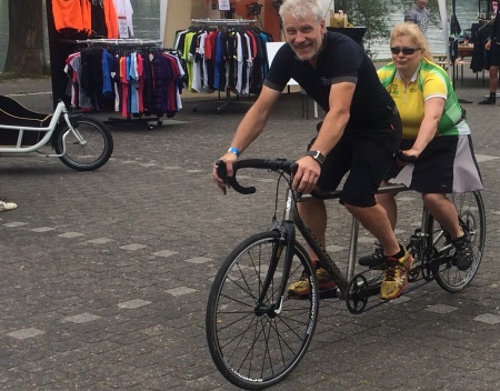 Wolfgang Haas (Santana) mit Rima auf dem Renn-Tandem.