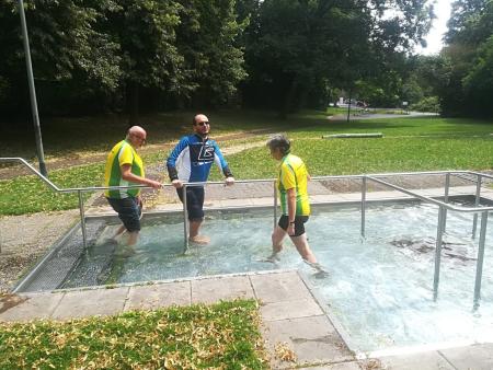 24.06.18: Drei Mitglieder beim Wassertreten.