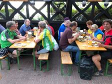 Buchscheer: unsere Gruppe sitzt an zwei Bierzeltgarnituren.