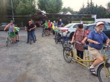 Buchscheer: unsere Gruppe sammelt sich auf dem Parkplatz vor dem Apfelweinlokal.