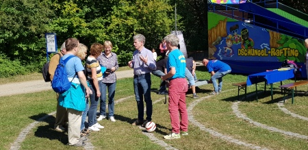 Hier wird den Anwesenden Blindenfußball erklärt.