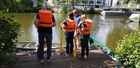 Wir machen uns für das Kanu fahren auf der Lahn fertig.