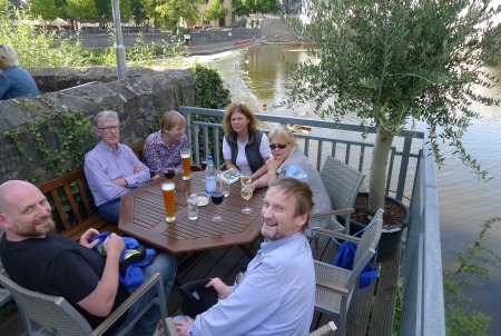 Unsere Gruppe sitzt auf der Terrasse eines Lokals direkt am Lahnufer. Herrlich!