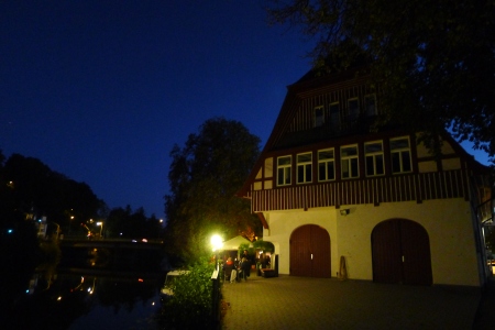 Abendliche Stimmung nach dem Essen. Vor dem Lokal, am Ufer der Lahn.