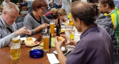 Unsere Gruppe beim Essen im Forsthaus Kalkofen.