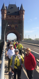 Auf der Alten Niebelungenbrücke, im Bild-Hintergrund der Niebelungenturm auf der Brücke.