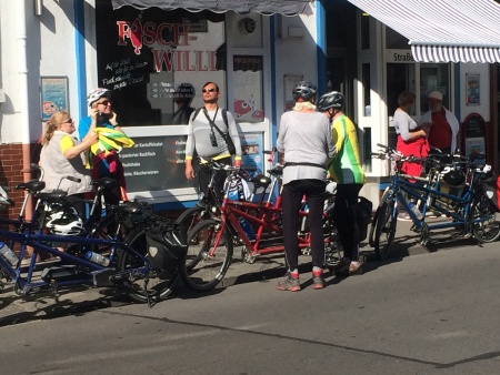 Wir stellen unsere Tandems vor dem Fisch-Lokal ab.