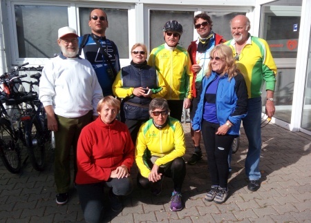 Gruppenfoto am Samstag vor dem Langnese-Werksverkauf.