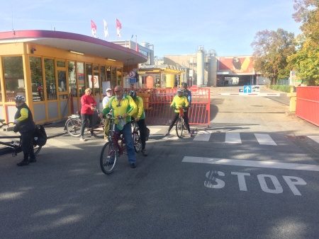 Abfahrt am Haupttor des Langnese-Werksverkauf.