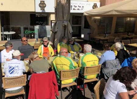 Mittagessen in Griesheim. Wir sitzen vor der Pizzeria in der Sonne.