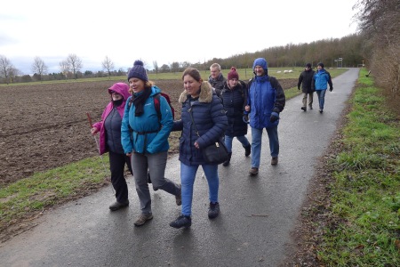 Unsere Wandergruppe wandert auf freiem Feld.