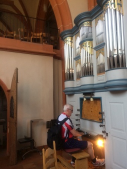 30.06.19 Hirzenhain: Walter darf 2 Titel auf der Orgel spielen.