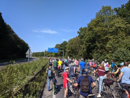 Fahrradstau auf der A661 (aus Richtung Osten nach Frankfurt).
