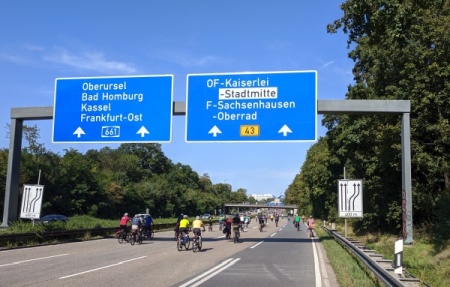 Radfahrer auf der A661, Abfahrt Offenbach-Kaiserlei.
