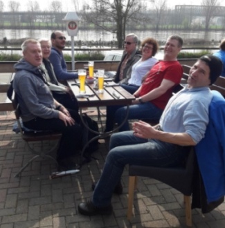 Gemütliches Beisammensein auf der Terrasse des Restaurants.