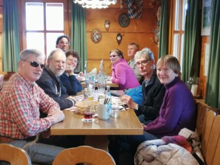 Beim Essen im Wanderheim Klingenberg am Aussichtsturm.