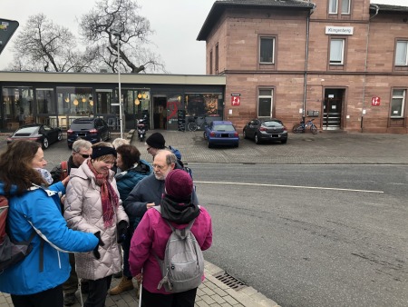 Abschied am Bahnhof Klingenberg am Ende der Tour.