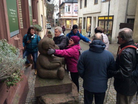 Teddy vor dem dem Gewürzladen von Ingo Holland