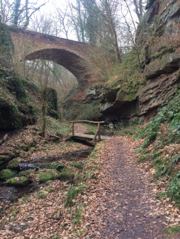 Bogenbrücke am Beginn der Schlucht.