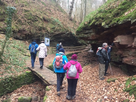 Wir können die Schichtung der Felsen deutlich fühlen.