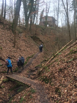 Blick auf das ehem. Tonwerk am Ende der Schlucht.