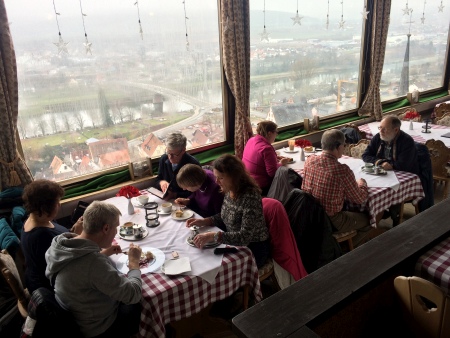 In der Gaststätte Burgterrasse an der Burgruine Clingenburg.