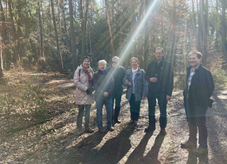 Gruppenfoto auf Waldweg