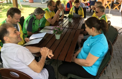 Unsere Gruppe sitzt vor dem Essen am Tisch.