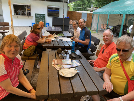 Unsere Gruppe sitzt bei der Pause an den Tischen.