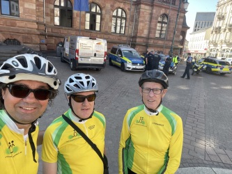 Die drei Offenbacher Teilnehmer vor dem Rathaus, im Hintergrund die Polizei