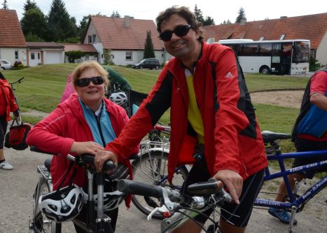 Andre und Rima steigen nach 70 km in Gardelegen vom Rad.